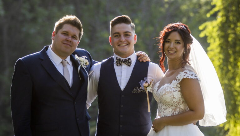 ceremóniamester jelenléte esküvőn – könnyed elegancia a vendégeknek